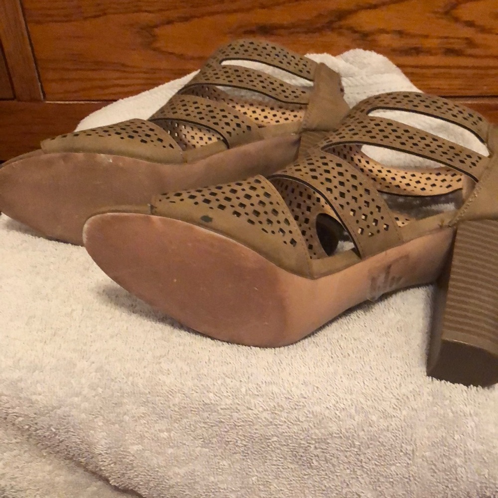 XOXO Sandals Tan 8M - Picture 4 of 8